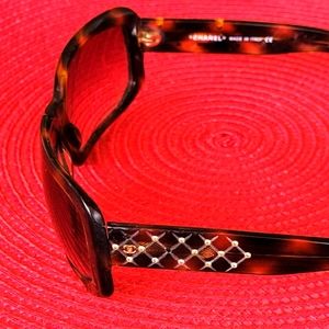 Last Offer! 👈CHANEL sunglasses tortoise 👓 Well Worn
